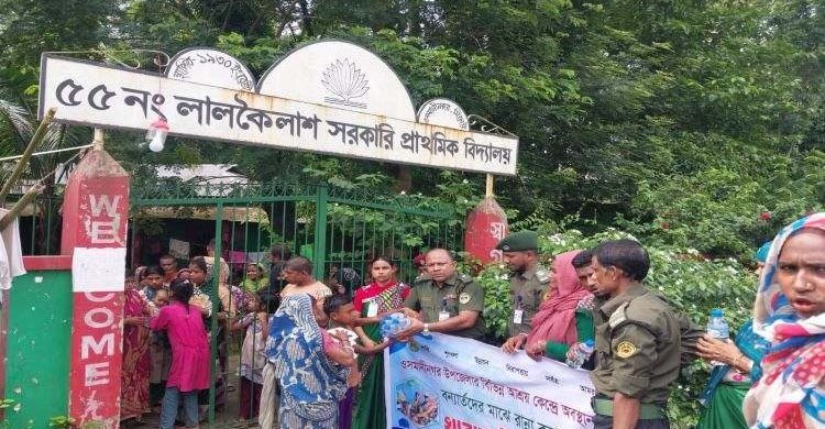 ওসমানীনগরে বন্যার্তদের মাঝে আনসার ও ভিডিপির খাবার ও বিশুদ্ধ পানি বিতরণ