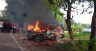 গোপালগঞ্জে আ’লীগের বিক্ষোভ, রাস্তা ছাড়তে বলায় সেনাবাহিনীর গাড়িতে হামলা