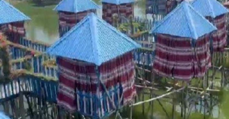 কাপড় দিয়ে ঘেরা রেস্টুরেন্টে অবৈধ কাজ, ৪২ ছাত্রছাত্রী আটক