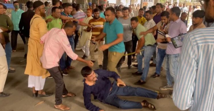 প্রেস ক্লাবের সামনে আওয়ামী লীগের কর্মীদের পিটিয়েছে বিএনপি সমর্থকরা