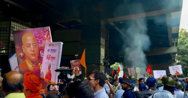 কলকাতায় পতাকা পোড়ানোয় তীব্র নিন্দা বাংলাদেশের, চিন্ময়ের আইনি অধিকার চায় ভারত