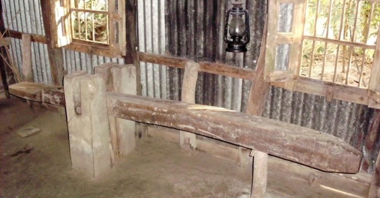 বিলুপ্তির পাতায় গ্রাম-বাংলার ঐতিহ্য ‘ঢেঁকি’