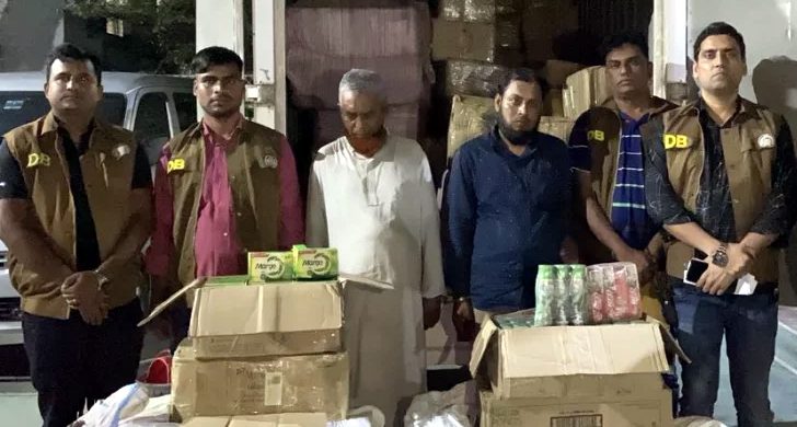 ঢাকা-সিলেট মহাসড়কে অর্ধ কোটি টাকার ভারতীয় প্রসাধনীসহ আটক ২