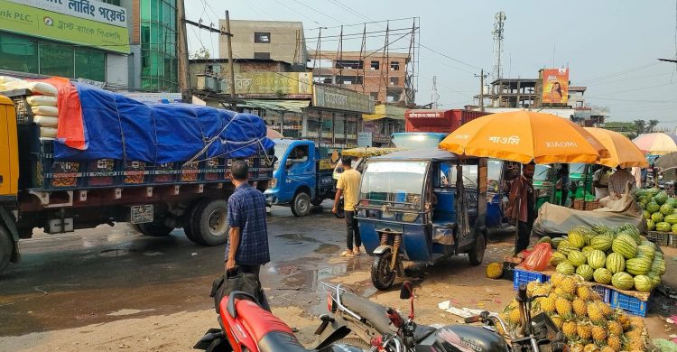 অটোরিকশা আর ফুটপাত ব্যবসায়ীদের দখলে সিলেট-ঢাকা মহাসড়ক