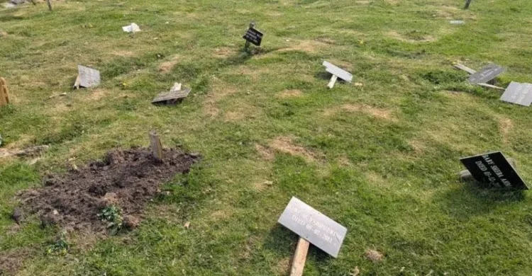 ব্রিটেনে মুসলিম কবরস্থানে হামলা, ৮৫টি কবর ভাঙচুর