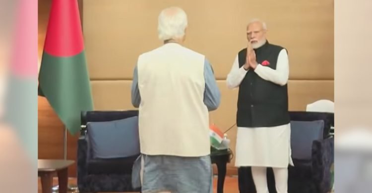ড. ইউনূসের সামনে মোদির হাতজোড়!