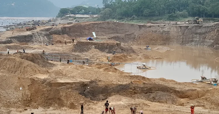 বালু-পাথর উত্তোলনে ধ্বংসের দ্বারপ্রান্তে প্রকৃতিকন্যা জাফলং