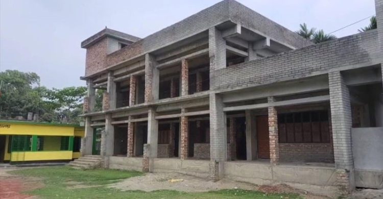 বিল তুলে পলাতক ঠিকাদার, স্কুলে বসে মাদকের আড্ডা