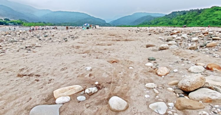 সিলেটে পাথর লুট বন্ধে পথ খুঁজছেন ডিসি