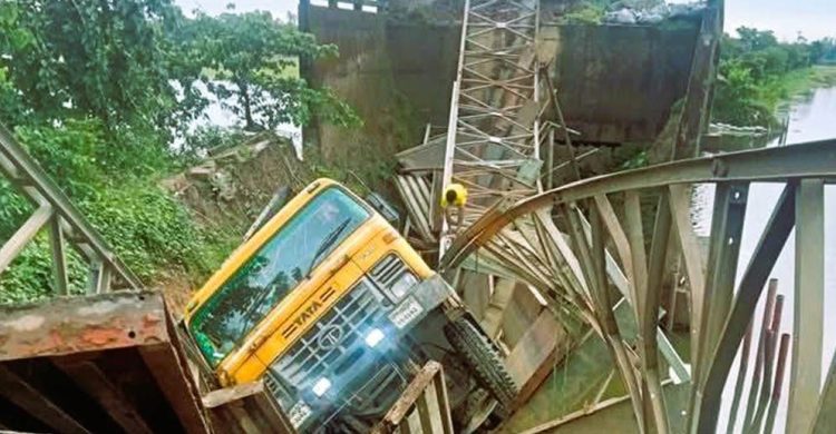 সুনামগঞ্জে ট্রাকসহ ভেঙে পড়ল সেতু