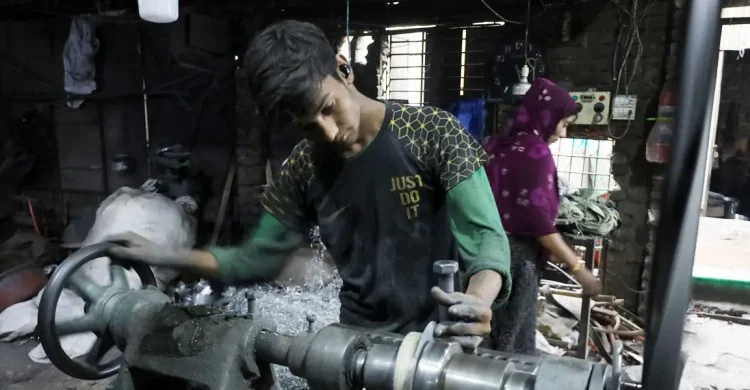 ঘামে শ্রমে হারিয়ে যাচ্ছে শৈশব