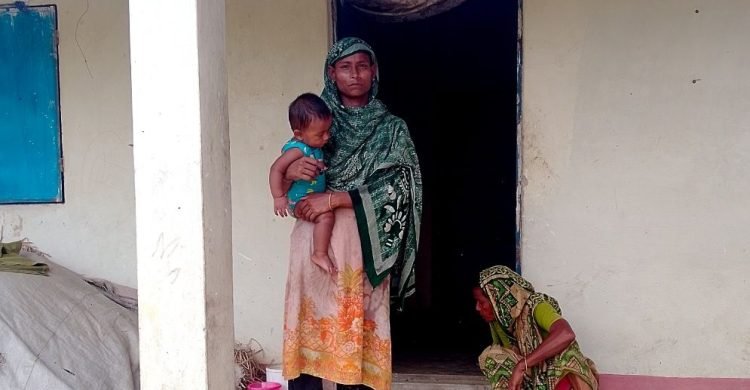 হবিগঞ্জে আশ্রয়ণের ঘরে তালা ঝুলিয়ে শিশুসহ ভিখারিনীকে তাড়াল প্রশাসন