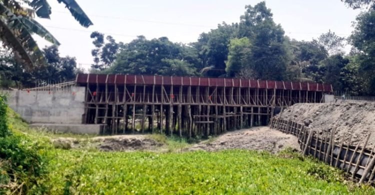 ১৬ ফুট মরা খালে, ৭২ ফুট সেতু! 