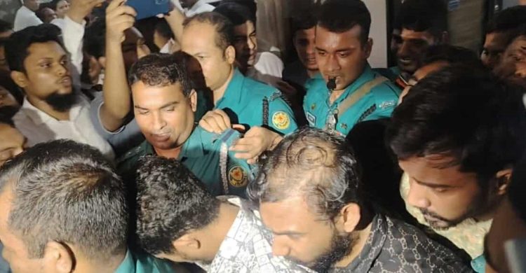 ‘চাঁদাবাজ চাঁদাবাজ’ স্লোগান শুনে মাথা নিচু করেন বৈষম্যবিরোধী নেতারা