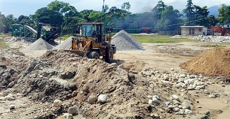 অভিযানের ভয়ে লুটের পাথর মাটিচাপা, উদ্ধার করছে প্রশাসন
