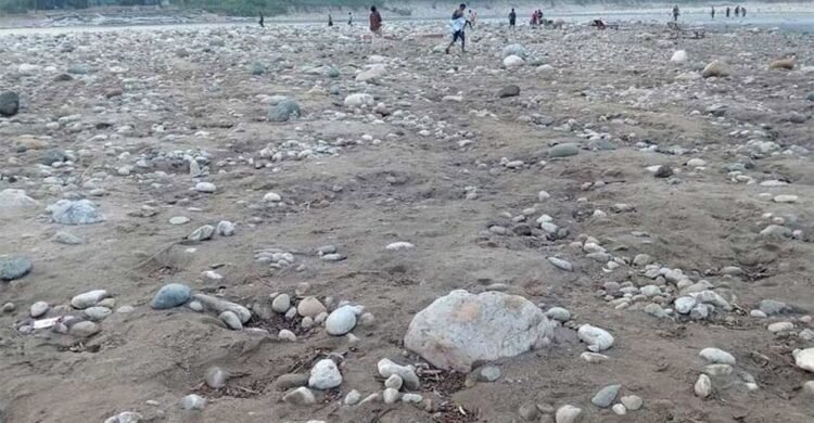বিরামহীনভাবে লুটপাটে ‘পাথরহীন’ সাদাপাথর