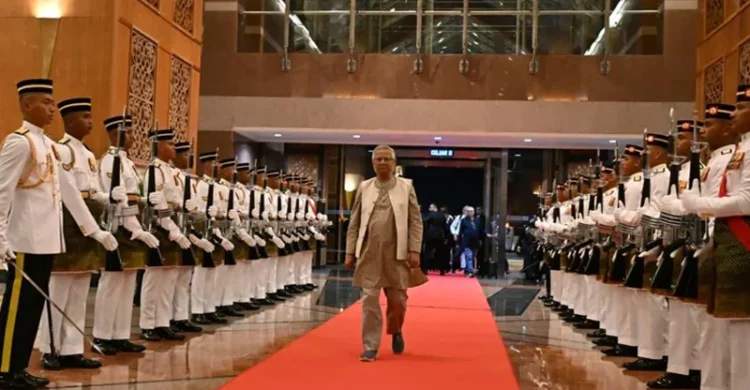 প্রধান উপদেষ্টাকে লাল গালিচা সংবর্ধনা দিল মালয়েশিয়া