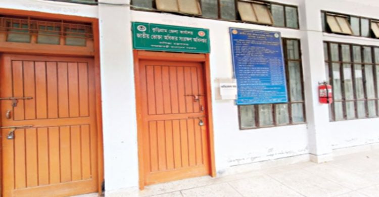 কর্মদিবসেও তালাবদ্ধ অফিস আসেন না কর্মকর্তা
