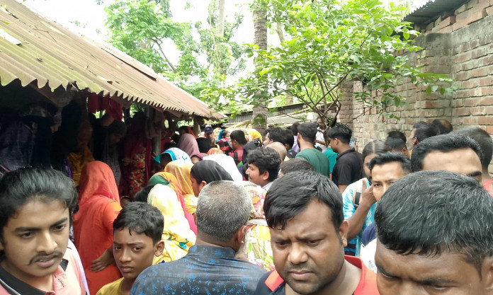 ‘খাওয়ার অভাবে’ একই পরিবারের ৪ জনের মৃত্যু: চল্লিশায় ঋণ করে ১২০০ জনের খাওয়ার আয়োজন!