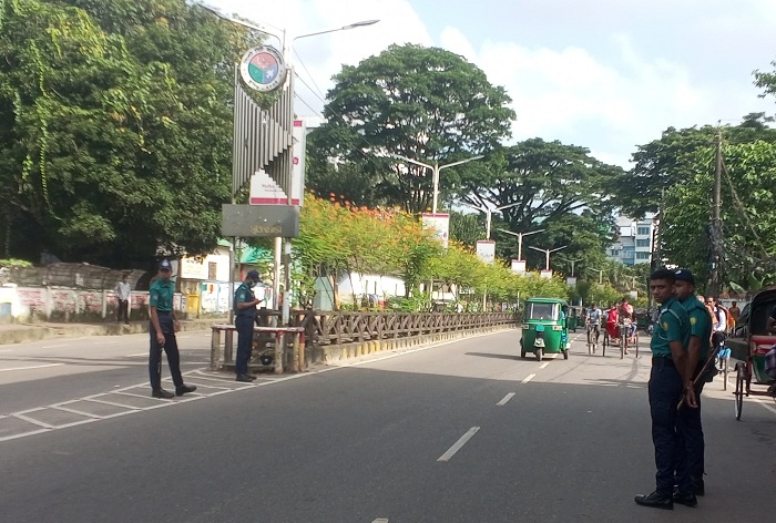 সিলেটের সড়কে পুলিশের অভিযান : সকালে আরও ৬৬ গাড়ি আটক, ১৮ মামলা