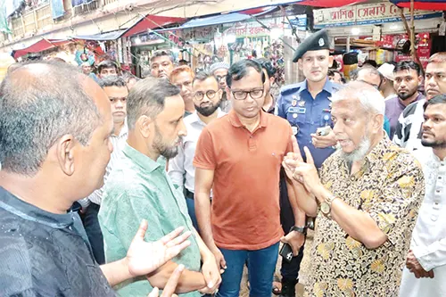 ফুটপাত ছাড়তেই হবে হকারদের