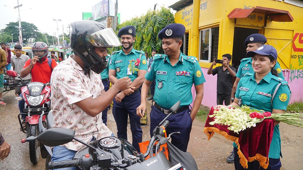সিলেটে বাইকারদের জন্য ফুল হাতে রাস্তায় এসএমপি কমিশনার