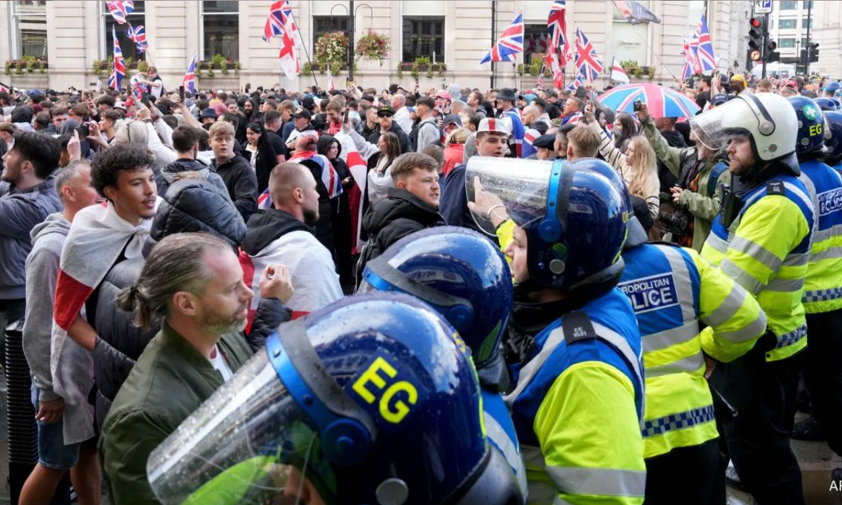 লন্ডনে অভিবাসনবিরোধী বিক্ষোভে লাখো মানুষ, পুলিশের ওপর হামলা