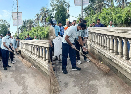 সিলেটে নগরীতে সড়ক পরিচ্ছন্ন করতে ঝাড়ু হাতে ডিসি