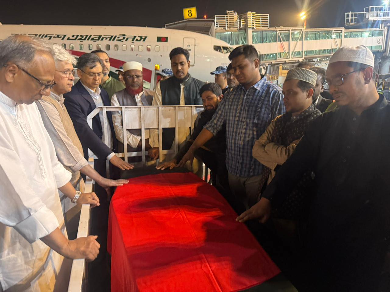 লাল-সবুজের পতাকায় আবৃত হয়ে দেশে ফিরলেন হাদি