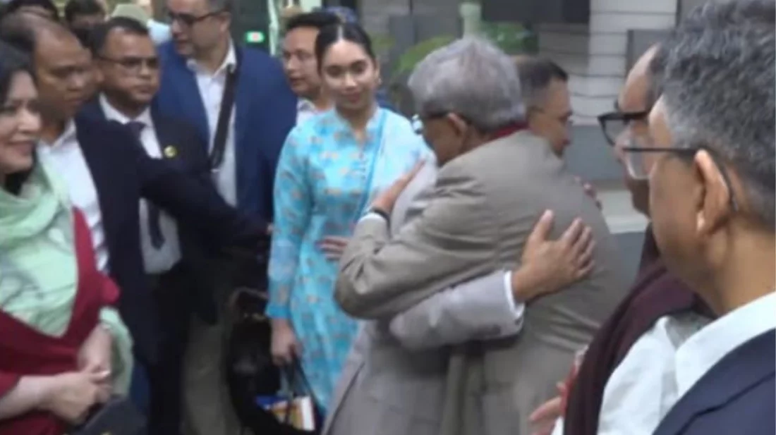 দলের নেতাদের সঙ্গে ঐতিহাসিক আলিঙ্গন তারেক রহমানের