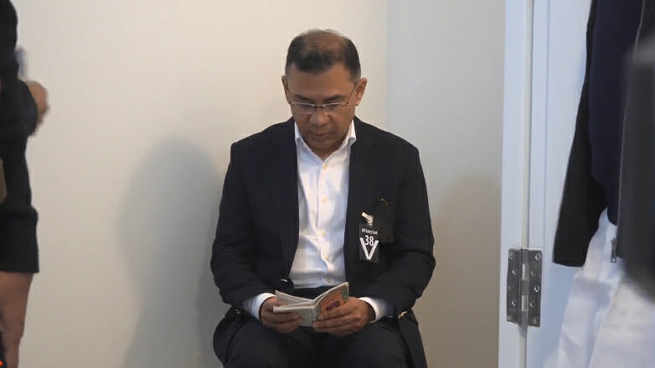 মায়ের পাশে বসে কুরআন পড়ছেন তারেক রহমান