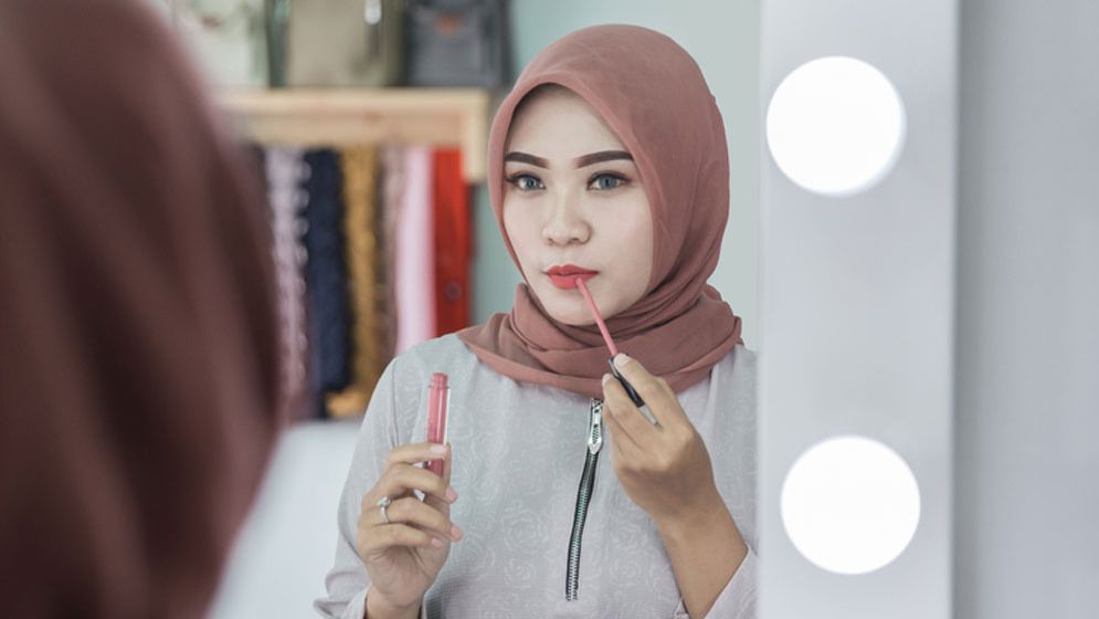 ঠোঁটে লিপস্টিক থাকা অবস্থায় ওজু শুদ্ধ হবে?