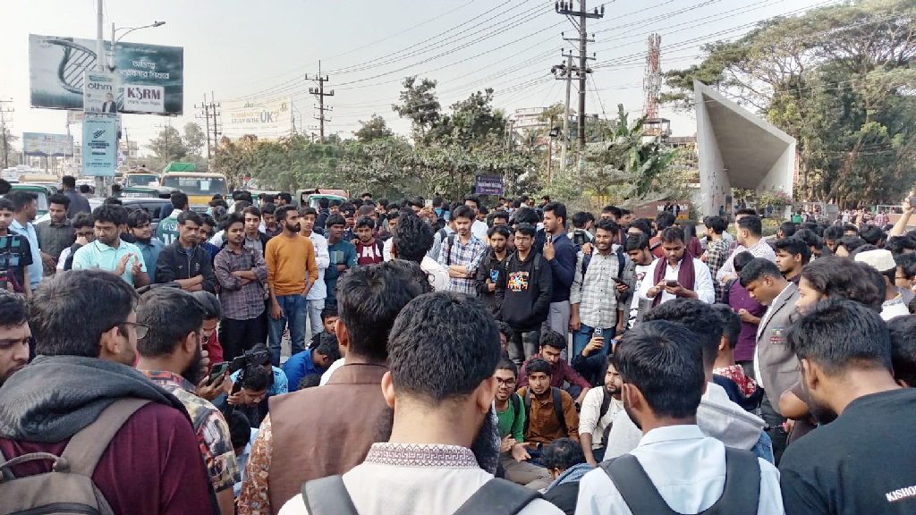 হাইকোর্টে শাকসু নির্বাচন স্থগিতের প্রতিবাদে সিলেটে মহাসড়ক অবরোধ, তীব্র যানজট