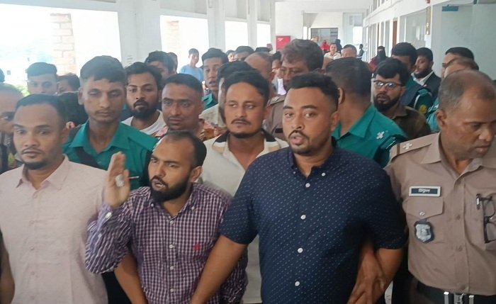 এম‌সি কলেজ ছাত্রাবাসে সংঘবদ্ধ ধর্ষণ: রায় পড়া শুরু, আদালতে আসামিরা